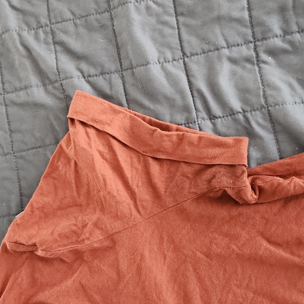 Burnt Orange V-Neck T w. Folded Sleeve Detail - Picture 3 of 3